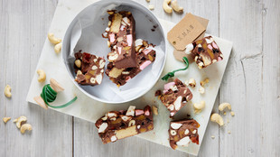 Rocky Road auf einer Platte verteilt 