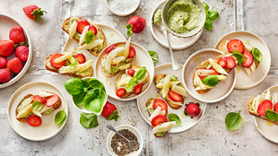 Crostini mit Spargel und Erdbeeren