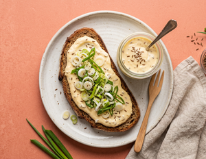 Kochkäse mit marinierten Frühlingszwiebeln