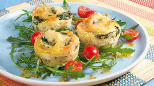 Spaghetti Muffins auf Rucolasalat