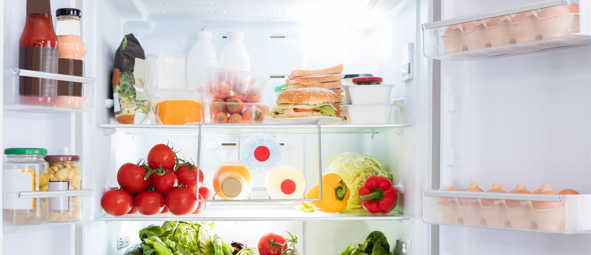 Blick in einen gefüllten Kühlschrank, der Lebensmittel richtig lagert