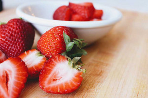 Erdbeeren auf einem Tiisch