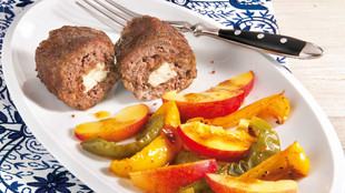Bifteki mit fruchtig pikantem Salat