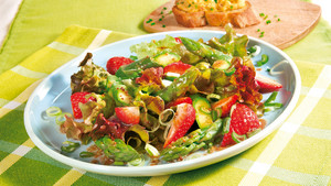 Fruehlings Salat mit Erdbeeren und gruenem Spargel