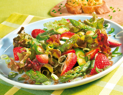 Fruehlings Salat mit Erdbeeren und gruenem Spargel