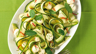 Zucchini-Carpaccio mit Mini-Mozzarella