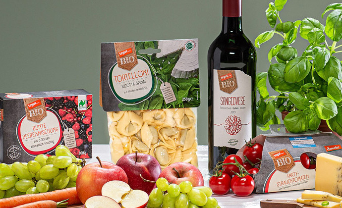 Das Bild zeigt einige tegut Eigenmarken wie Tortelloni, Tiefkühlbeeren oder Bio-Wein.