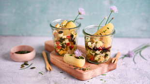 Handkaes mit Apfel und Kuerbiskernen