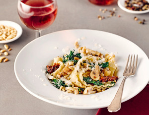 Pasta mit Blattspinat, Champignons und getrockneten Tomaten