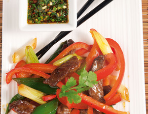Asiatischer Roastbeefsalat mit Paprika und Koriander-Dip