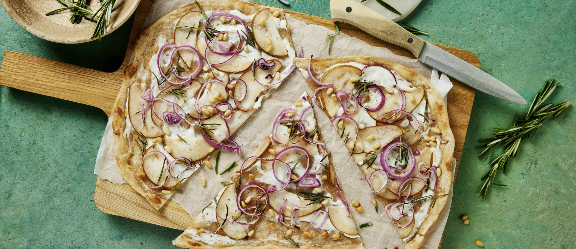 Flammkuchen mit Birnen und Rosmarin
