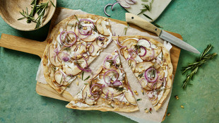 Flammkuchen mit Birnen und Rosmarin