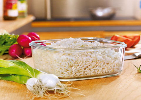 Schüssel mit Reis und Gemüse auf einem Tisch