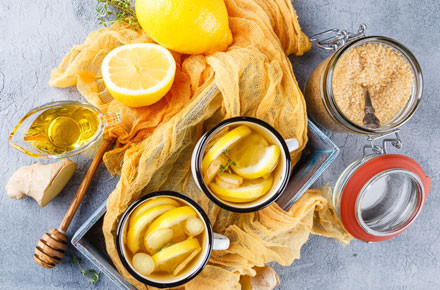 Zitrone, Honig, Ingwer und brauner Zucker gegen Erkaeltung