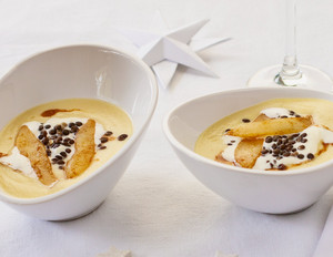 Petersilienwurzel-Suppe mit Belugalinsen und Gewürz-Birnen