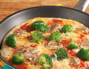 Pizza-Pfannkuchen mit Brokkoli und Champignons