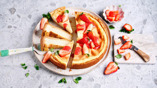 Veganer Kaesekuchen mit Erdbeeren
