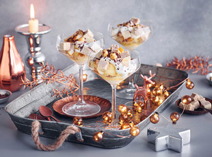 Eiscreme mit Haselnüssen und Birnen
