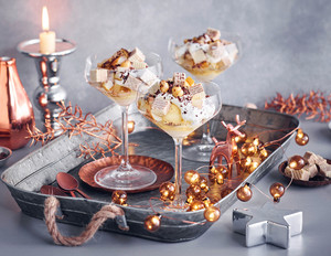 Eiscreme mit Haselnüssen und Birnen