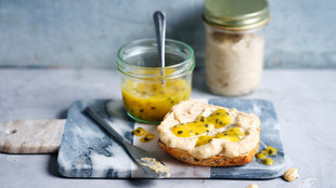 Eine Scheibe Brot mit Cashewcreme mit Passionsfrucht