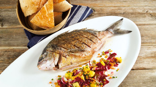 Gegrillte Dorade auf Radicchio Mango Salat 