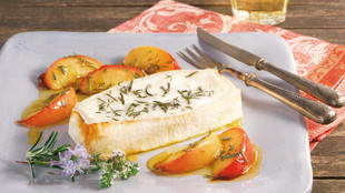 Käse vom Grill mit Nektarinen und Kräutern