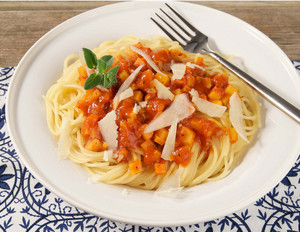 Spaghetti mit Gemüse-Bolognese und Pecorino