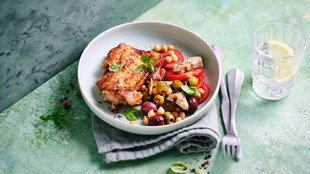 Haehnchensteaks vom Grill mit mediterranem Salat 