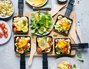 Pasta-Raclette mit zwei Saucen