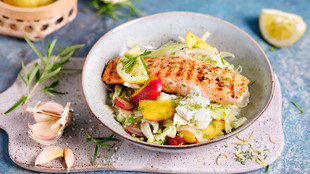 Zitronen Lachs mit Fenchelsalat und Knoblauch Dip