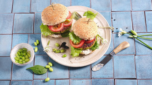 Zwei vegane Burger mit Protein Patty.