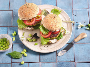 Zwei vegane Burger mit Protein Patty.