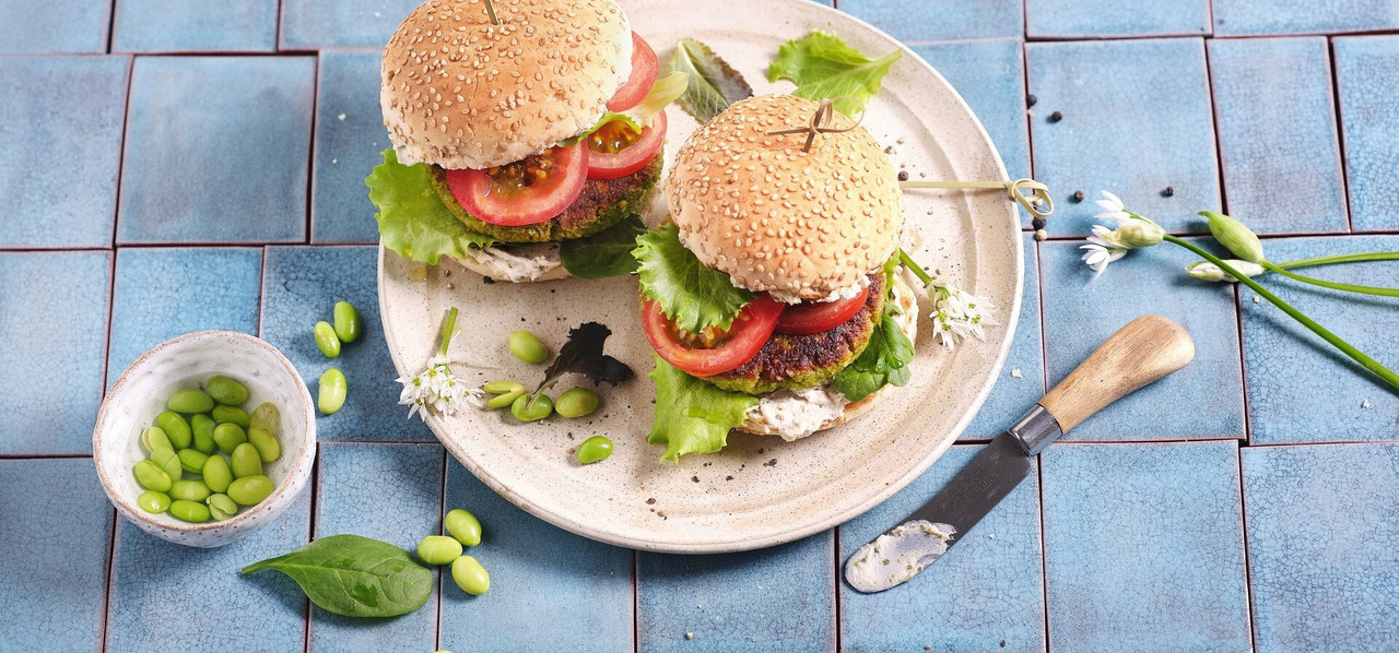 Zwei vegane Burger mit Protein Patty.