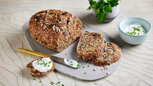 Low Carb Brot serviert mit Kräuterbutter