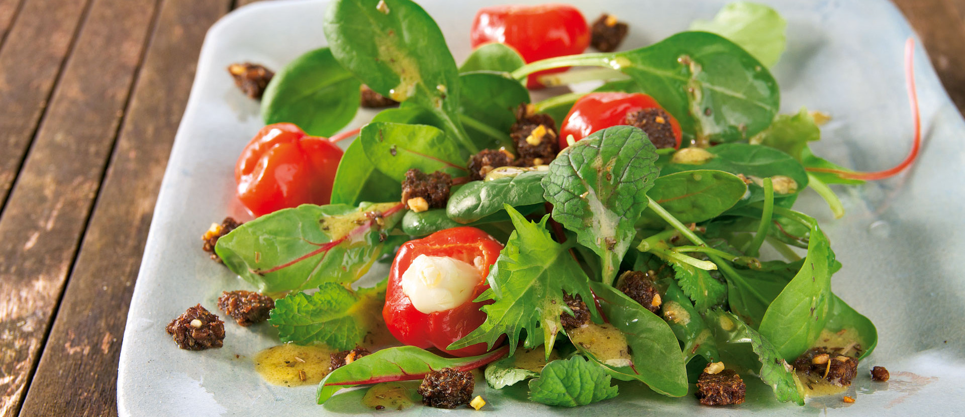 Salat mit Kirschpaprika und Pumpernickel Croutons