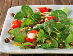 Salat mit Kirschpaprika & Pumpernickel-Croûtons
