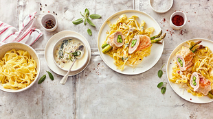 Putenroellchen mit gruenem Spargel und Weissweinsauce