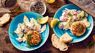 Fischbuletten vom Grill mit Gurken-Dill-Salat & Senfcreme