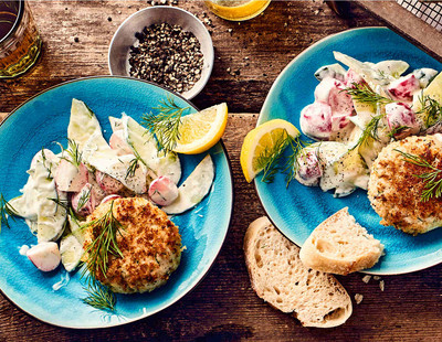 Fischbuletten vom Grill mit Gurken-Dill-Salat & Senfcreme