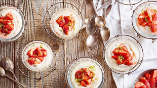 Eierlikör Mousse mit Erdbeeren