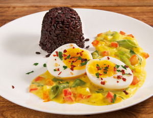 Curry-Eier mit Kokosmilch und Paprika
