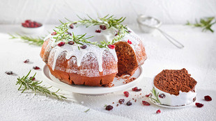 Ein Gewürzkuchen, der weihnachtlich dekoriert ist.