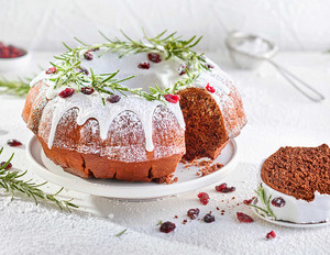Ein Gewürzkuchen, der weihnachtlich dekoriert ist.