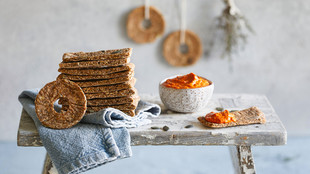 Dinkel Knaecke mit Paprika Aufstrich