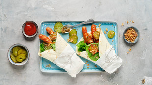 Schwedische Hotdog Wraps auf einem Tablett