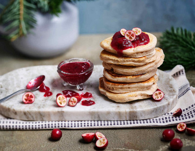 Vegane Pancakes mit Cranberry-Soße serviert auf weißer Marmorplatte