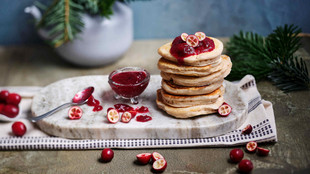 Vegane Pancakes mit Cranberry-Soße serviert auf weißer Marmorplatte