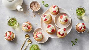 Teacakes mit Vanillecreme und Erdbeeren serviert auf einem Teller