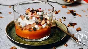 Ein Glas befüllt mit der Nachspeise Kürbis-Labneh mit Zimtäpfel aus der tegut tastegut Bio Challenge