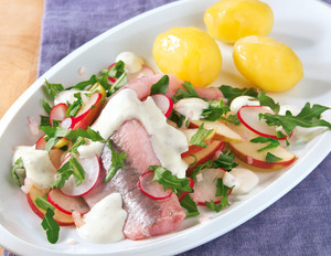 Matjes-Radieschen-Salat mit Pellkartoffeln